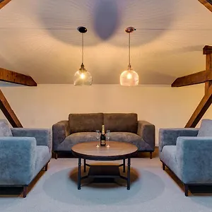4* Ξενοδοχείο με διαμερίσματα Upstairs Boutique